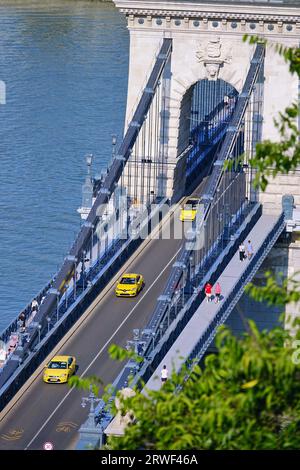 Hongrie, Budapes - 21 août 2023 : vue latérale du célèbre pilier du pont des chaînes Szechenyi au-dessus du Danube Donau dans le centre-ville Banque D'Images