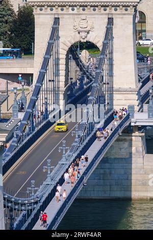 Hongrie, Budapes - 21 août 2023 : vue latérale du célèbre pilier du pont des chaînes Szechenyi au-dessus du Danube Donau dans le centre-ville Banque D'Images