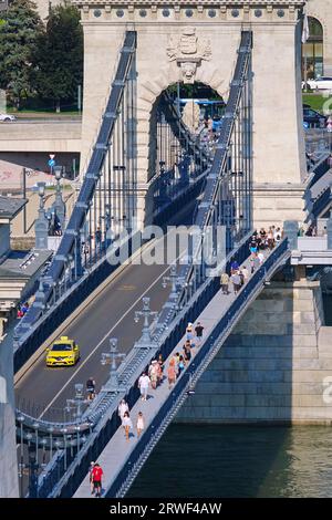 Hongrie, Budapes - 21 août 2023 : vue latérale du célèbre pilier du pont des chaînes Szechenyi au-dessus du Danube Donau dans le centre-ville Banque D'Images