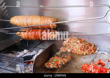 Street food à Istanbul, Turquie. Kokoretsi (également connu sous le nom de kokorec) fabriqué à partir d'abats et d'intestins (en haut à gauche). Bœuf haché Tantuni à servir dans le pain ( Banque D'Images