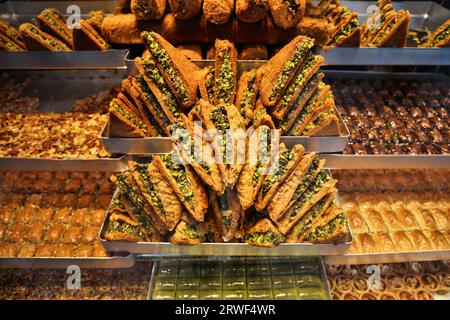 Cuisine turque au Grand Bazar à Istanbul. Bonbons baklava. Banque D'Images