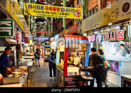 BUSAN, CORÉE DU SUD - 27 MARS 2023 : les vendeurs vendent de la nourriture coréenne au célèbre marché de Bupyeong (également connu sous le nom de marché de Bupyeong Kkangtong) dans le centre-ville de Busan, SO Banque D'Images