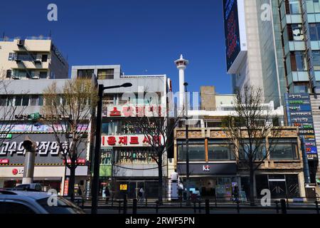 BUSAN, CORÉE DU SUD - 27 MARS 2023 : vue sur la rue de la ville de Busan depuis le centre-ville du quartier Nampo-dong. Banque D'Images