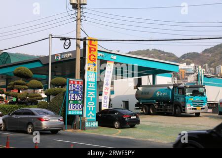 BUSAN, CORÉE DU SUD - 30 MARS 2023 : station-service GS à Busan, Corée du Sud. GS Group est un grand conglomérat coréen de chaebol. Banque D'Images