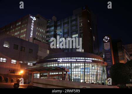 BUSAN, CORÉE DU SUD - 30 MARS 2023 : Hôpital universitaire national de Pusan (PNUH) à Busan, Corée du Sud. Banque D'Images