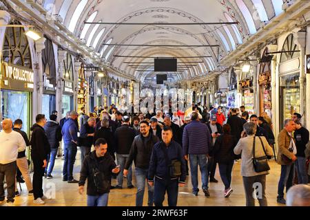 ISTANBUL, TURQUIE - 25 MARS 2023 : visite du Grand Bazar à Istanbul, Turquie. Le Grand Bazar est situé dans le quartier de Fatih à Istanbul. Banque D'Images