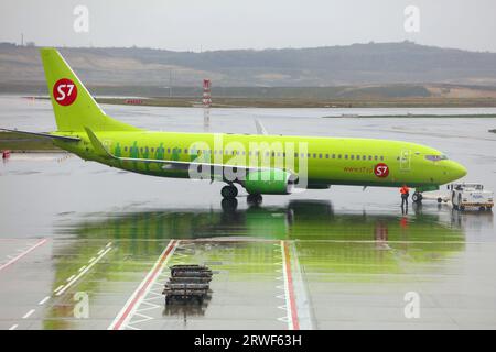 ISTANBUL, TURQUIE - 11 AVRIL 2023 : Boeing 737-800 de S7 Airlines en provenance de Russie à l'aéroport international d'Istanbul en Turquie. Banque D'Images