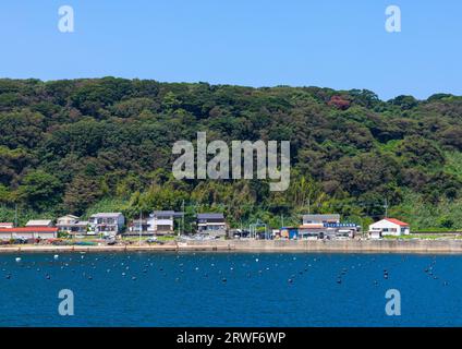 Maisons de pêcheurs en bord de mer, île d'Ainoshima, Shingu, Japon Banque D'Images