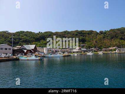 Maisons de pêcheurs en bord de mer, île d'Ainoshima, Shingu, Japon Banque D'Images