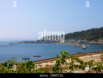 Maisons de pêcheurs en bord de mer, île d'Ainoshima, Shingu, Japon Banque D'Images