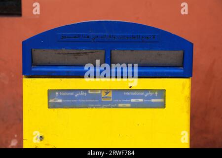 MARRAKECH, MAROC - 20 FÉVRIER 2022 : boîte aux lettres publique de la poste marocaine (poste Maroc) à Marrakech, Maroc. Poste Maroc est le poste national Banque D'Images