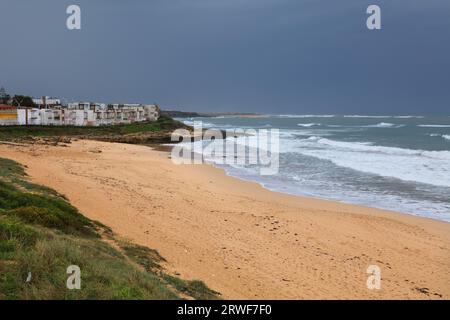 Maroc nature. Sidi Bouzid Beach Waves, près d'El Jadida. Jour de pluie sur la côte Atlantique au Maroc. Banque D'Images