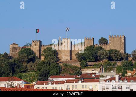 Portugal, Lisbonne, vue magnifique sur le château médiéval de San Jorge depuis le jardin San Pedro de Alcantara photo © Fabio Mazzarella/Sintesi/Alamy Banque D'Images