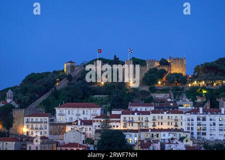 Portugal, Lisbonne, vue magnifique sur le château médiéval de San Jorge depuis le jardin San Pedro de Alcantara photo © Fabio Mazzarella/Sintesi/Alamy Banque D'Images