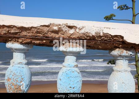 Dégâts d'écaillage dans le béton armé dans des conditions d'air salin humide en bord de mer. Côte Atlantique et côte Pacifique problème : détérioration du béton des barres d'armature rouillées. Banque D'Images