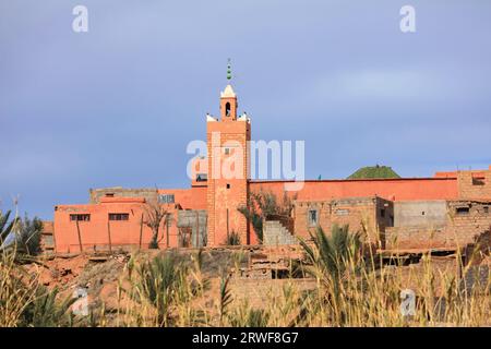 Ville de Ouarzazate au Maroc (également orthographié Warzazat). Skyline de la ville avec mosquée. Banque D'Images