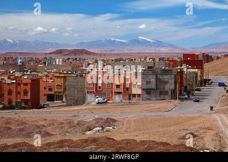 Ouarzazate ville au Maroc (également orthographié Warzazat). Horizon de la ville avec quartier résidentiel et montagnes de l'Atlas en arrière-plan. Banque D'Images