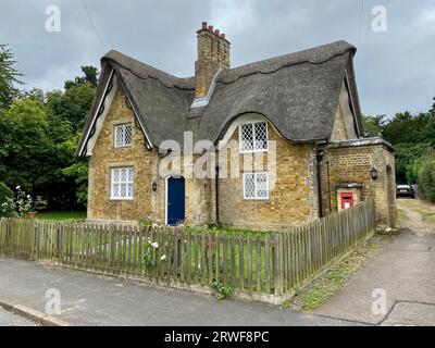 Maison traditionnelle en chaume, l'ancien bureau de poste du village. Bramfield, Hertford, Angleterre, Royaume-Uni. Banque D'Images