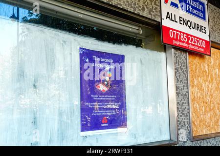 Extérieur d'une banque NatWest fermée sur Shepperton High Street, Surrey Angleterre Royaume-Uni Banque D'Images