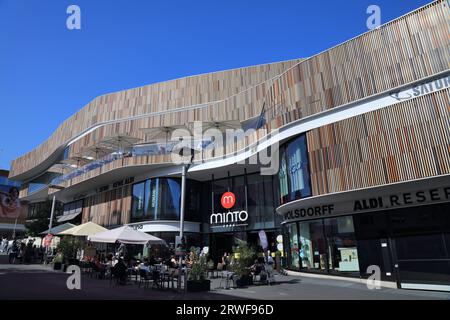 MOENCHENGLADBACH, ALLEMAGNE - 18 SEPTEMBRE 2020 : les gens marchent à côté du centre commercial Minto dans le centre-ville de Moenchengladbach, Allemagne. Le centre commercial appartient à Unibail Banque D'Images