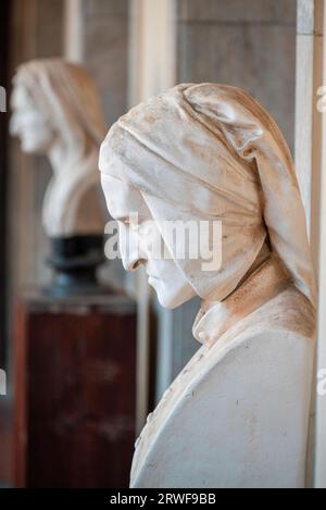 Buste de Dante Alighieri (1265-1321). Buste en plâtre sur base en bois. Cour de la Pinacoteca Ambrosiana. Milan, Italie. 07-09-2023. Banque D'Images