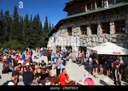 MONTAGNES TATRAS, POLOGNE - 9 SEPTEMBRE 2023 : les touristes visitent le refuge de montagne Murowaniec dans la vallée de Hala Gasienicowa dans le parc Tatrzanski Narodowy (Tatra N Banque D'Images