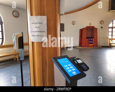 WROCLAW, POLOGNE - 25 JUIN 2023 : terminal de paiement par carte électronique Ofiaromat pour les dons d'église à Wroclaw, Pologne. Banque D'Images