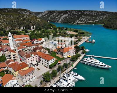 Skradin, Croatie. Vue sur la rivière Krka et la ville. Banque D'Images