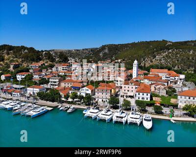 Skradin, Croatie. Vue sur la rivière Krka et la ville. Banque D'Images