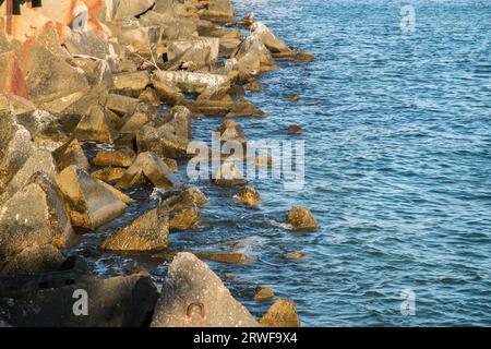 Brise-lames côtiers protégeant des grandes vagues avec fermeture de l'eau de mer Banque D'Images