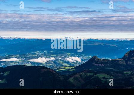 Vue du matin depuis Bivacco Mario Rigatti dans le groupe de montagnes de Latemar dans les Dolomites en Italie Banque D'Images