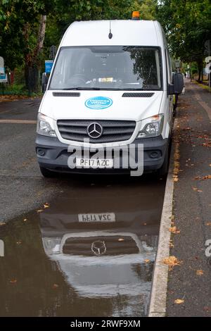 Harefield, London Borough of Hillingdon, Royaume-Uni. 18 septembre 2023. Une camionnette Thames Water garée à Harefield. À la suite de fortes pluies, la carte de surveillance de la durée des événements de Thames Water montre que les stations de traitement des eaux usées ont déversé des rejets dans les rivières de la région de Thames Water, dont certaines auraient inclus des eaux usées. Crédit : Maureen McLean/Alamy Banque D'Images