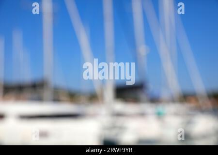Fond de voile - yachts de marina en Croatie. Fond flou abstrait d'été. Banque D'Images