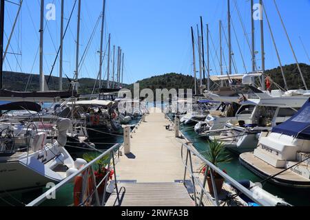 SKRADIN, CROATIE - 14 JUILLET 2021 : Voiliers amarrés à Skradin ACI Marina. ACI (Adriatic Croatia International Club) exploite des marinas de haute qualité en C Banque D'Images