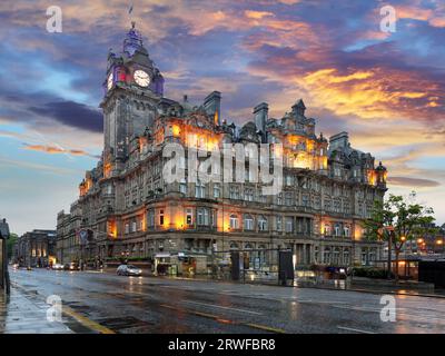 Écosse - Édimbourg au coucher du soleil sur Princess Street et hôtel Balmoral en arrière-plan Banque D'Images