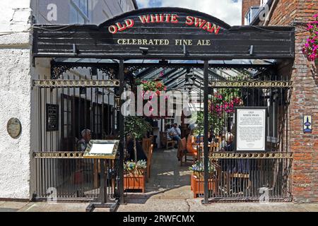 Café en plein air du pub Old White Swan, Goodramgate, York Banque D'Images