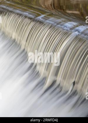 The Weir on the River Onny à Stokesay près de Craven Arms, Shropshire, Angleterre, Royaume-Uni. Banque D'Images