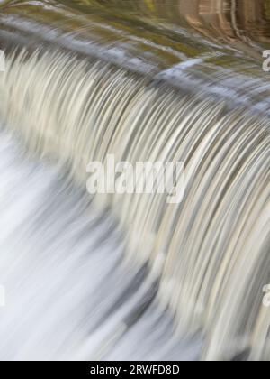 The Weir on the River Onny à Stokesay près de Craven Arms, Shropshire, Angleterre, Royaume-Uni. Banque D'Images