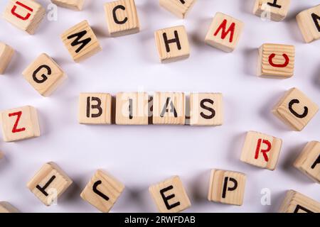 BIAIS. Mot de blocs d'alphabet en bois sur fond blanc. Banque D'Images