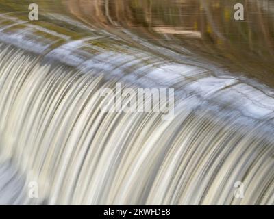 The Weir on the River Onny à Stokesay près de Craven Arms, Shropshire, Angleterre, Royaume-Uni. Banque D'Images