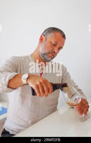 L'homme de servir la bière bouteille isolated on white Banque D'Images