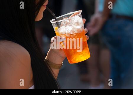 Femme buvant un cocktail avec une paille Banque D'Images