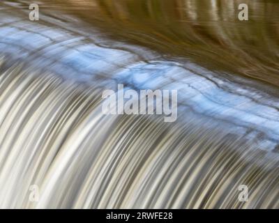 The Weir on the River Onny à Stokesay près de Craven Arms, Shropshire, Angleterre, Royaume-Uni. Banque D'Images