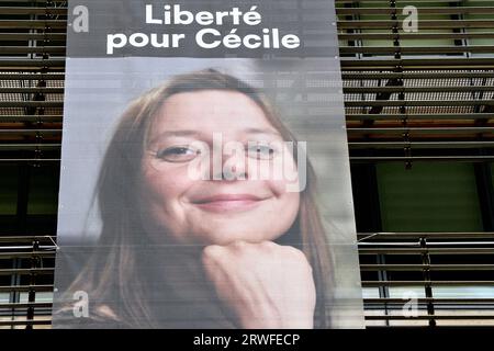 Strasbourg, France. 17 septembre 2023. Bannière pour la sortie de Cecile Kohler à Strasbourg, dans le Nord-est de la France, le 17 septembre 2023. Cecile Kohler, professeur de français, est détenue en Iran avec son partenaire Jacques Paris pendant 500 jours. Ils ont été arrêtés en mai 2022 pour « espionnage » alors qu'ils visitaient l'Iran en tant que touristes, et doivent être jugés. La région Grand est fait campagne pour leur libération. Photo de Nicolas Roses/ABACAPRESS.COM crédit : Abaca Press/Alamy Live News Banque D'Images