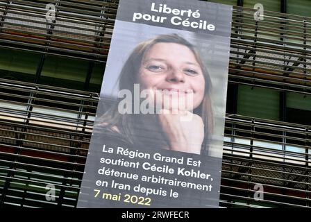 Strasbourg, France. 17 septembre 2023. Bannière pour la sortie de Cecile Kohler à Strasbourg, dans le Nord-est de la France, le 17 septembre 2023. Cecile Kohler, professeur de français, est détenue en Iran avec son partenaire Jacques Paris pendant 500 jours. Ils ont été arrêtés en mai 2022 pour « espionnage » alors qu'ils visitaient l'Iran en tant que touristes, et doivent être jugés. La région Grand est fait campagne pour leur libération. Photo de Nicolas Roses/ABACAPRESS.COM crédit : Abaca Press/Alamy Live News Banque D'Images