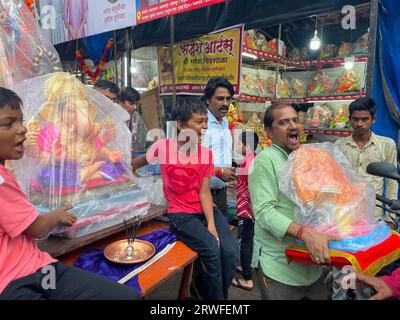 Mumbai, Maharashtra, Inde. 18 septembre 2023. Les dévots crient des slogans alors qu'ils portent des idoles du Dieu hindou Ganesh, la divinité de la prospérité, sur un tempo, à la veille du festival Ganesh Chaturthi à Mumbai, en Inde, le 18 septembre 2023. (Image de crédit : © Niharika Kulkarni/ZUMA Press Wire) USAGE ÉDITORIAL SEULEMENT! Non destiné à UN USAGE commercial ! Banque D'Images