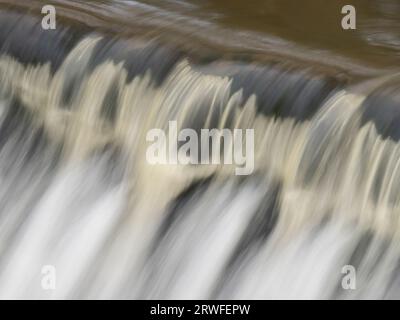 The Weir on the River Onny à Stokesay près de Craven Arms, Shropshire, Angleterre, Royaume-Uni. Banque D'Images