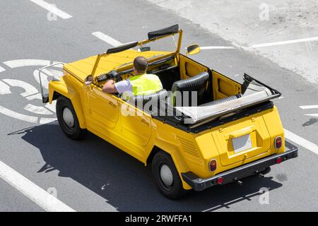 Galice, Espagne ; 27 août 2023 : vue en angle élevé d'une voiture classique Volkswagen 181 roulant sur une route Banque D'Images