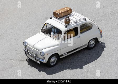 Galice, Espagne ; 27 août 2023 : vue à angle élevé de la voiture classique Seat 600 conduisant sur une route Banque D'Images