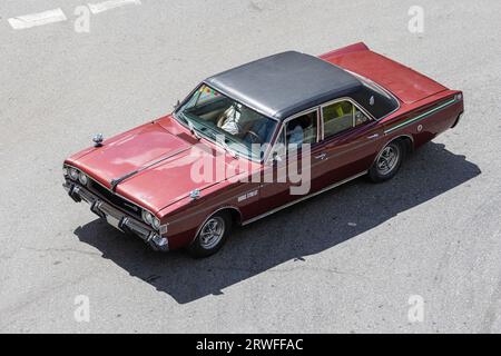 Galice, Espagne ; 27 août 2023 : vue en grand angle d'une voiture classique Dodge GT 3700 roulant sur une route Banque D'Images